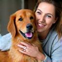 Cliente soddisfatta con il suo Golden Retriever.